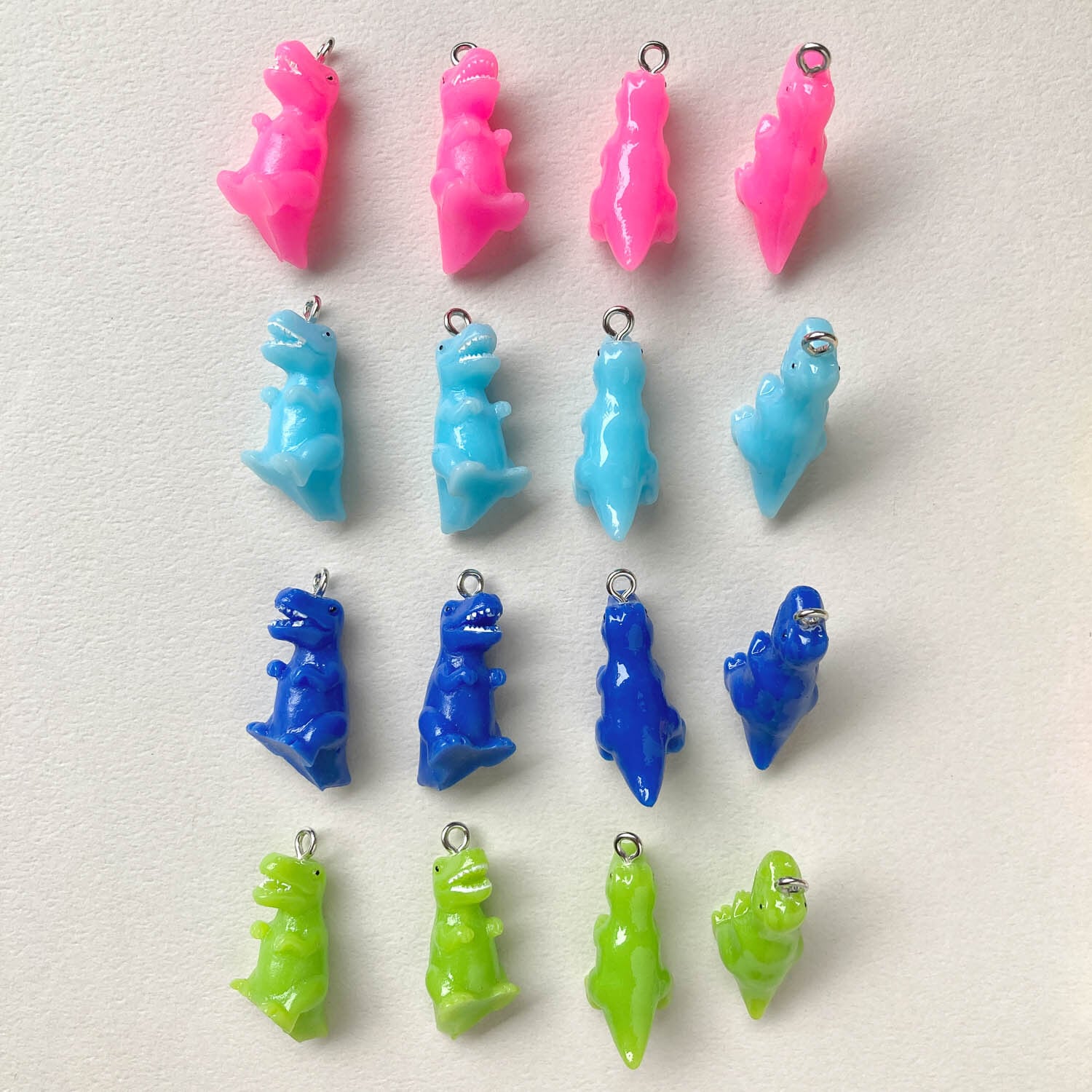 再入荷〉カラフル恐竜アクリルチャーム | Dua-アクセサリーパーツショップ