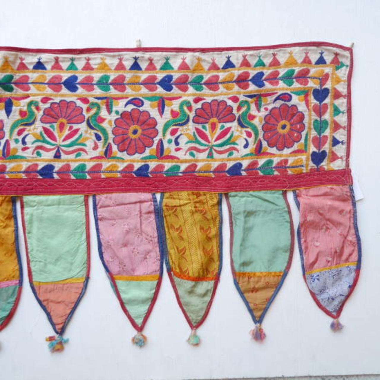 カッチ刺繍テンプルウォールハンギング
