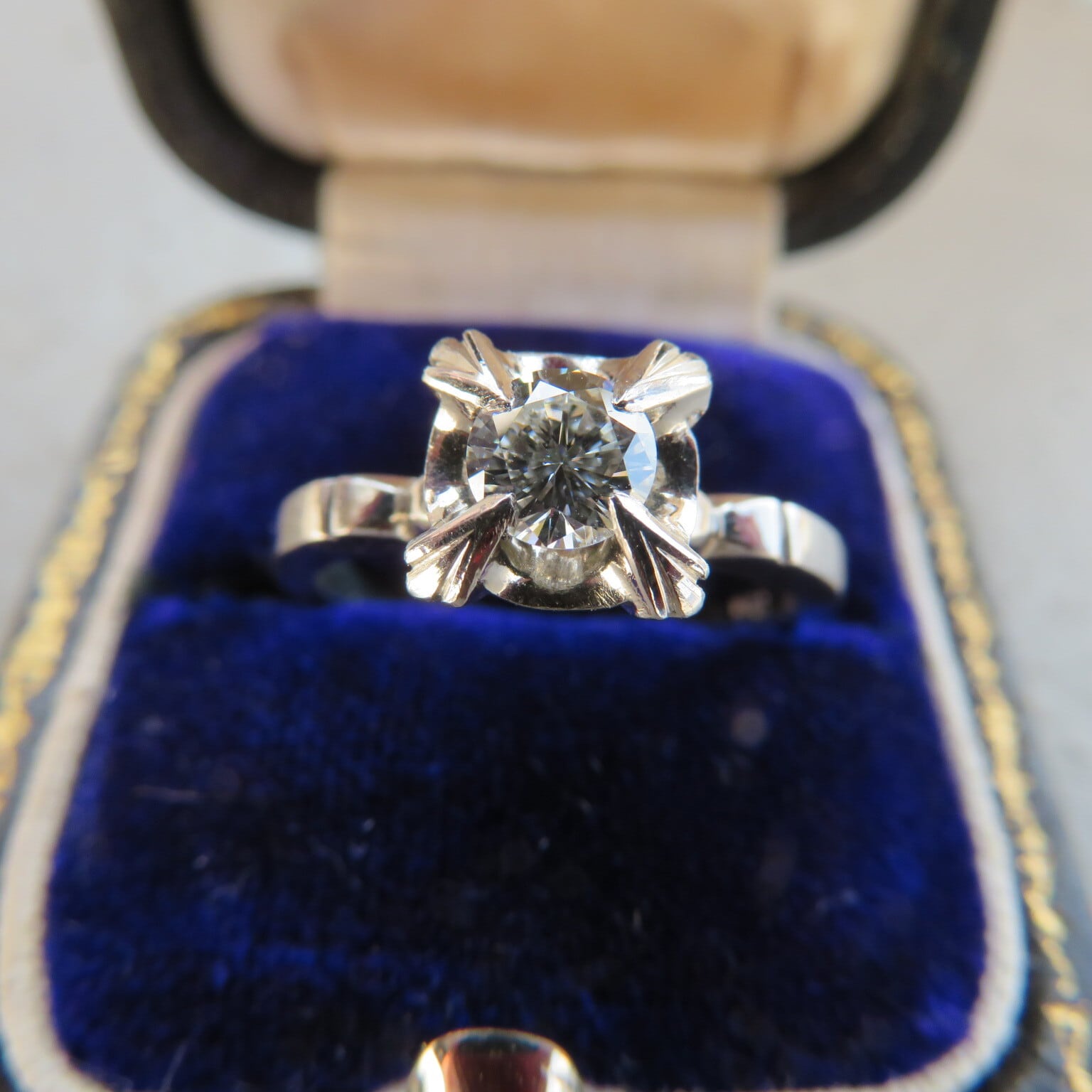 ヴィンテージ Ptにダイヤモンド三分石鬼爪リング