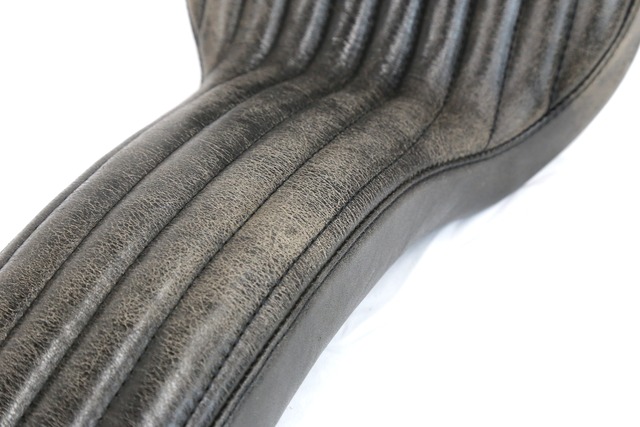 【抽選販売】クラックレザー : スタンダード コブラシート［縦タック&ロール]　(CSC03)