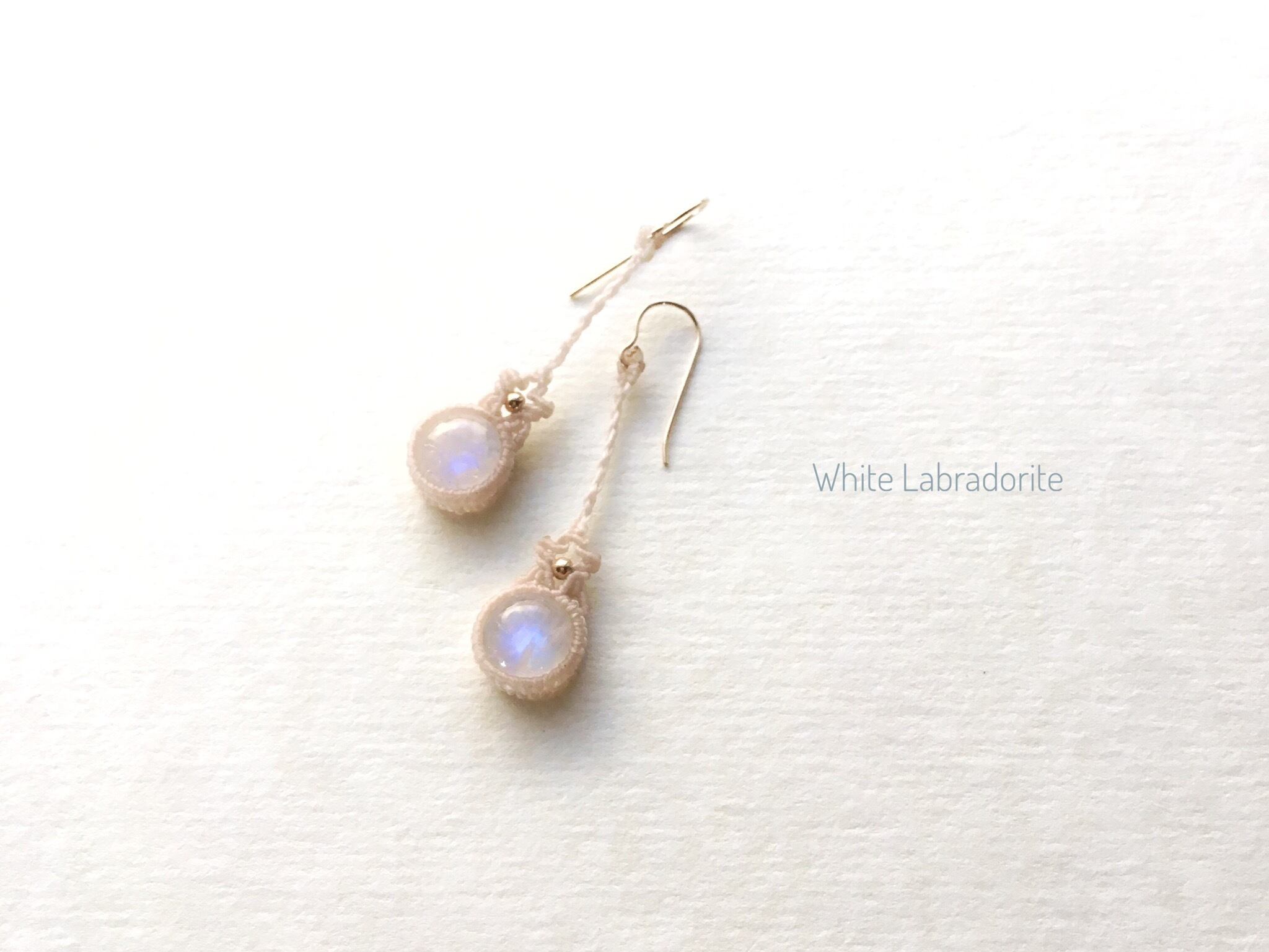 ホワイトラブラドライト macrame earrings