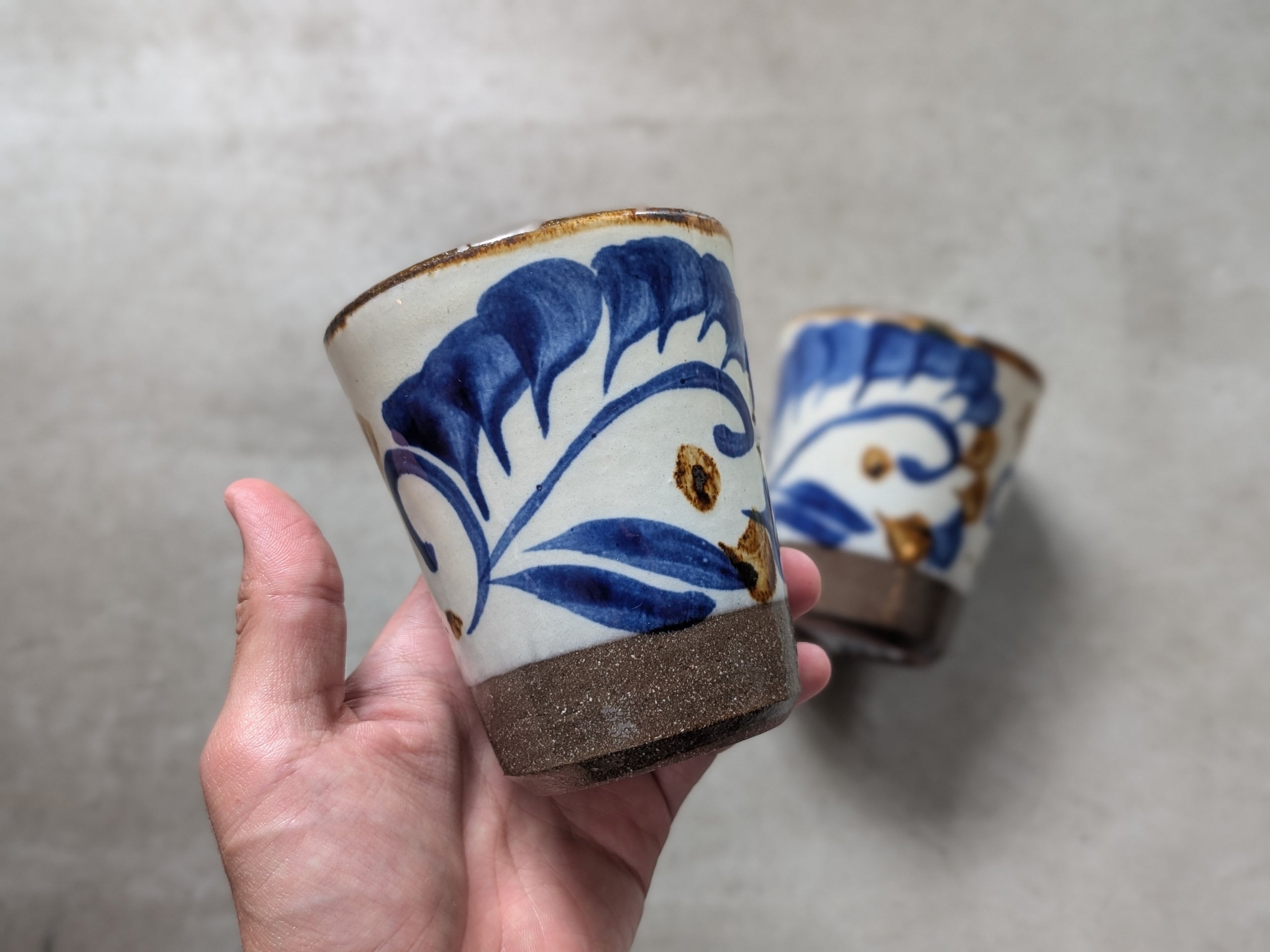 やちむん フリーカップ（染付唐草・コバルト） | やちむん工房 與那嶺