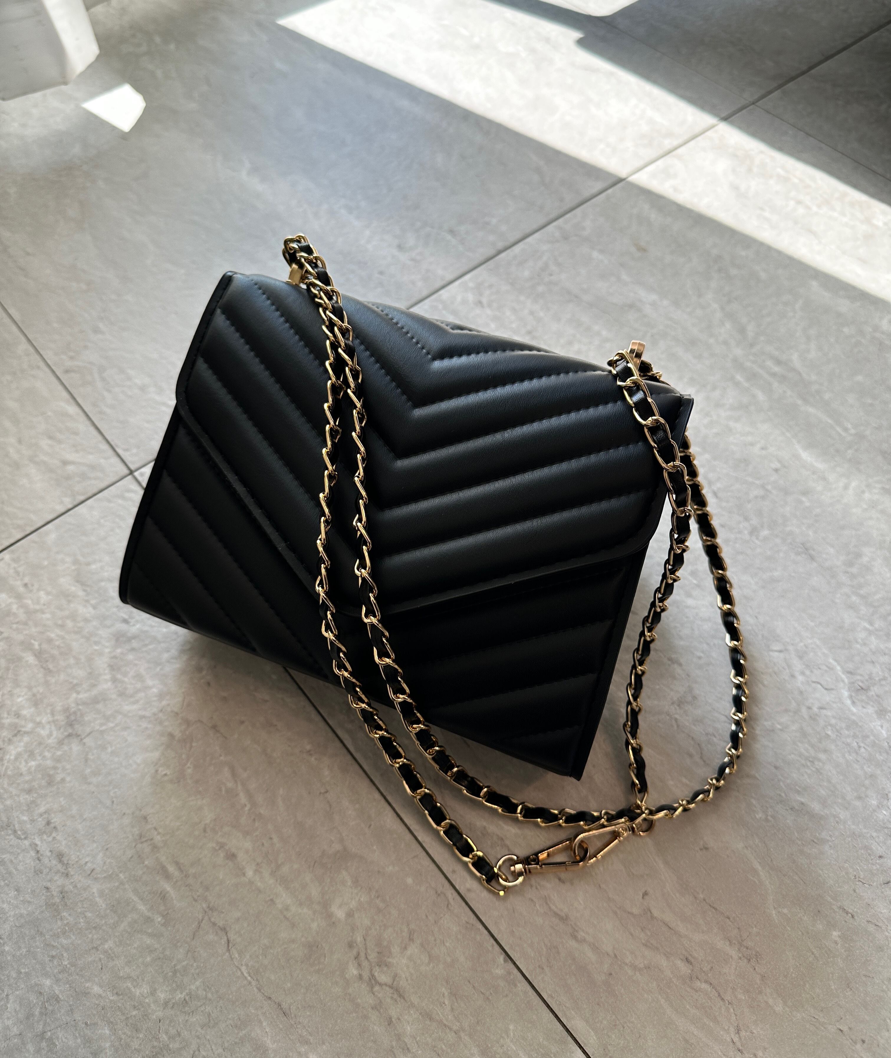 ブラック再入荷】 Vstitch chain shoulder bag【2カラー】 | GIENGE