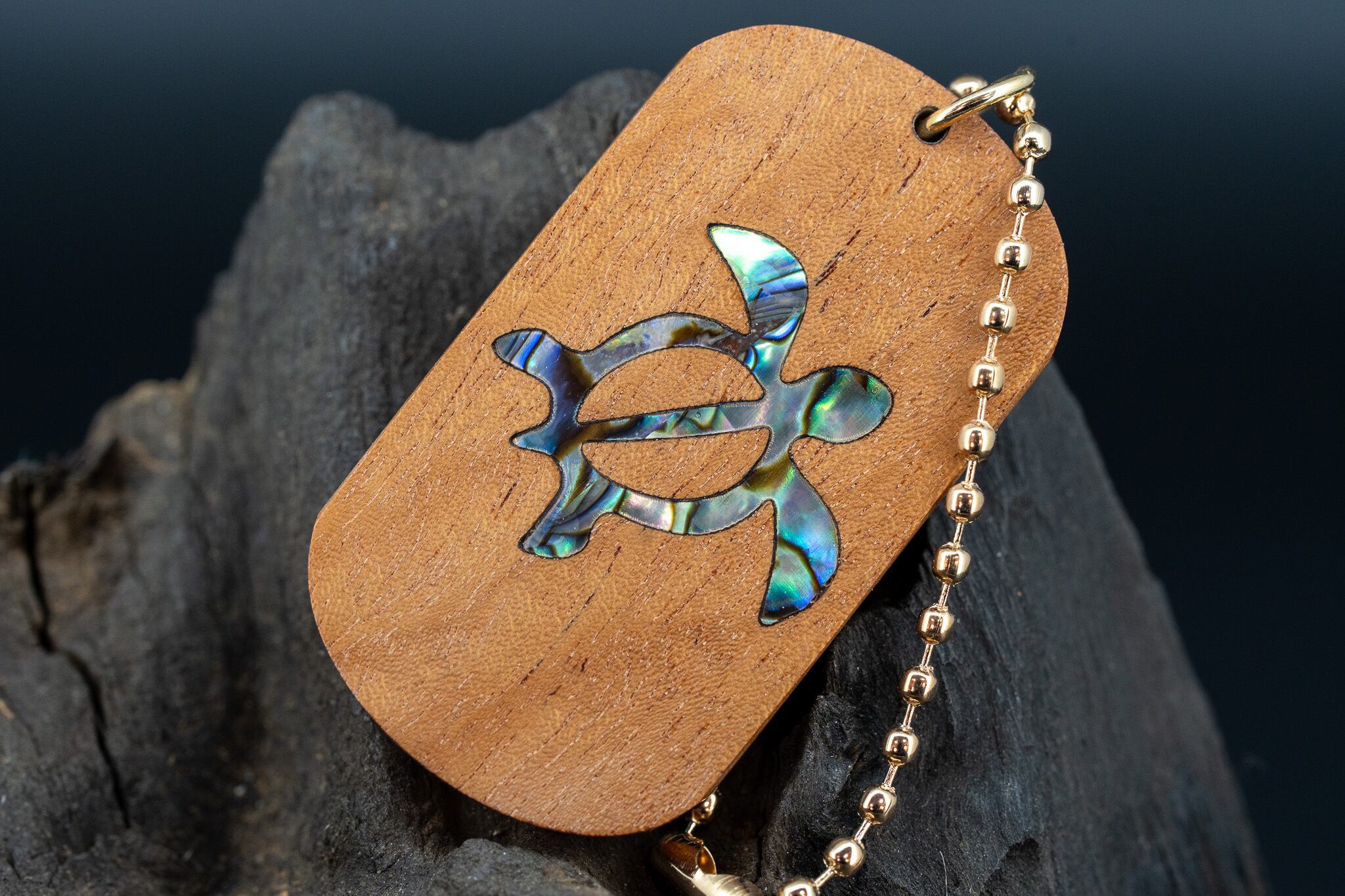 【赤い宝石】 キューバンマホガニー ドッグタグ 象嵌 浅瀬で泳ぐウミガメ