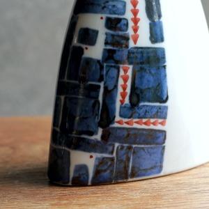 手描きの模様が美しい、陶器のボトル 5