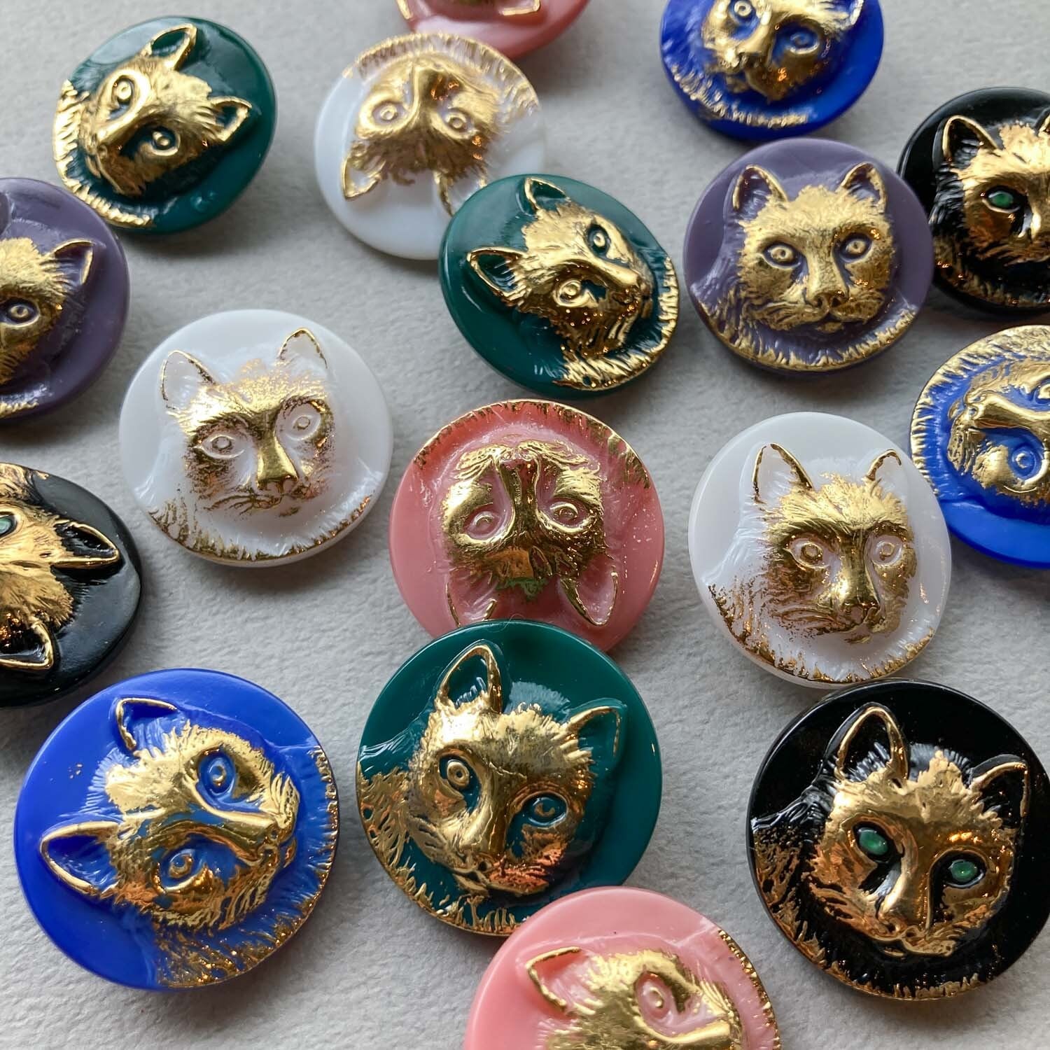 再入荷〉ゴールド猫チェコガラスボタン（23mm） | Dua-アクセサリー