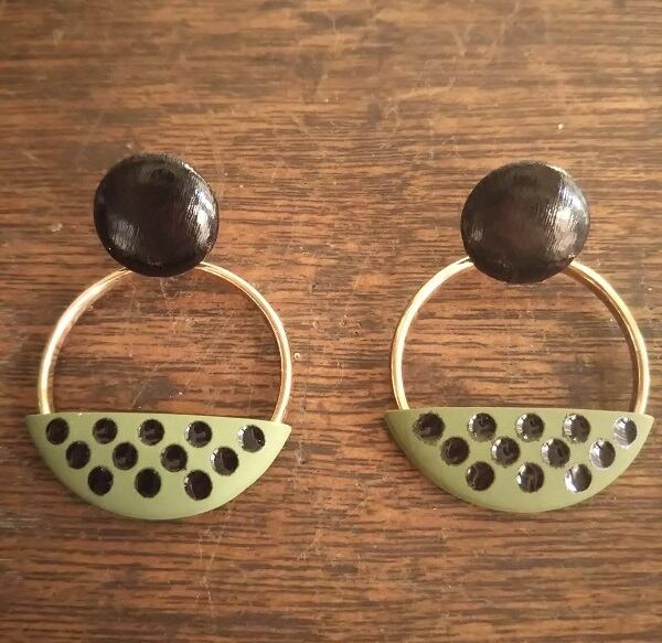 モードなカーキのドットピアス
