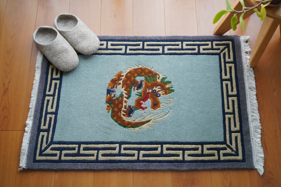 神聖な龍神のメダリオン_手織りアクセントマット 60×90cm ［60knot