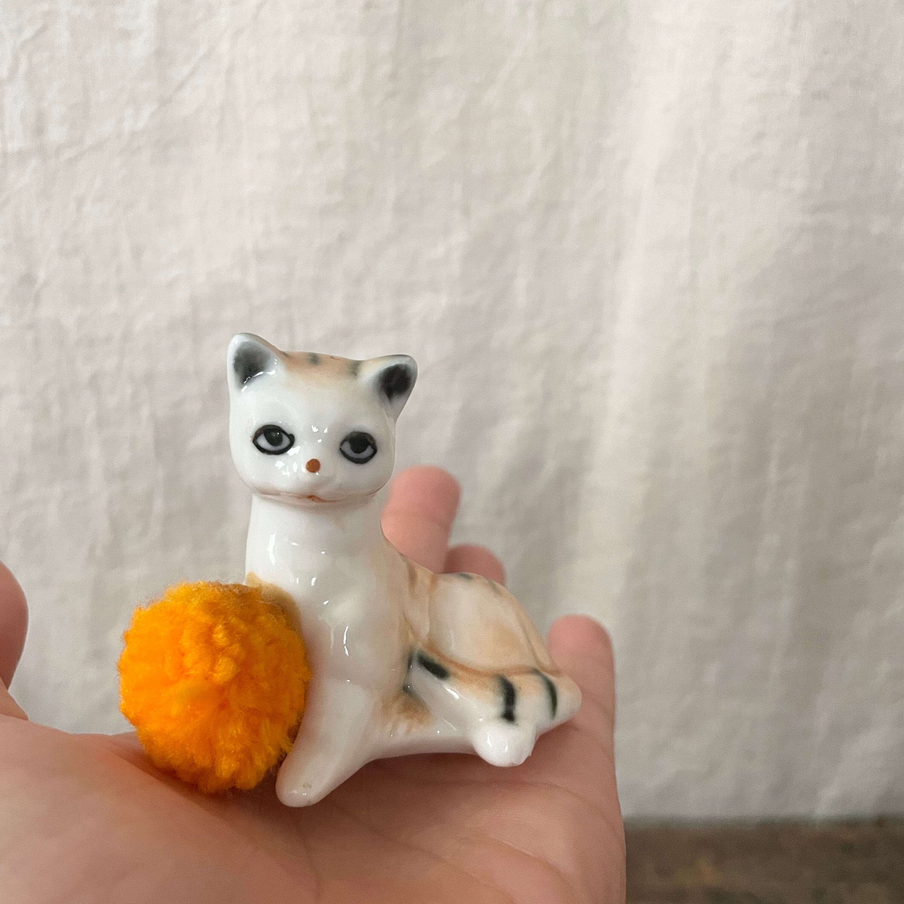 ふわふわボールとねこ