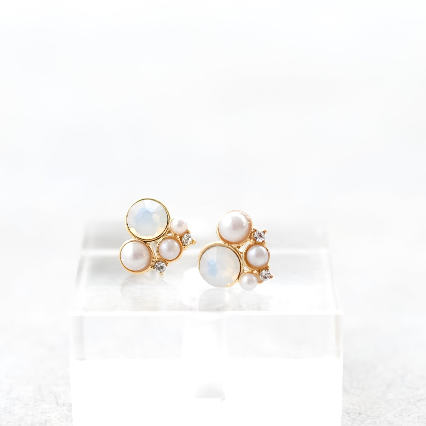 white opal bijoux pierce（樹脂ﾉﾝﾎｰﾙｲﾔﾘﾝｸﾞ対応可） | naotjewelry 身