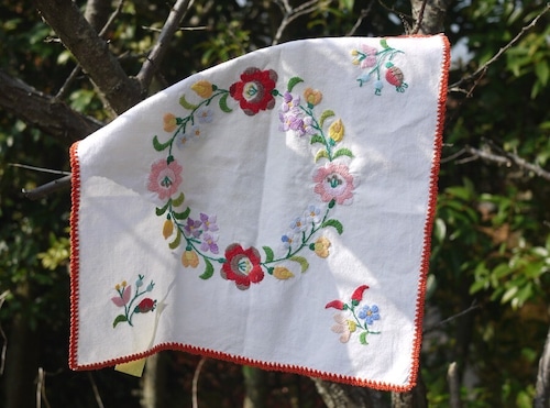 赤い縁取りのテーブルマット カロチャ刺繍 ハンガリー刺繍