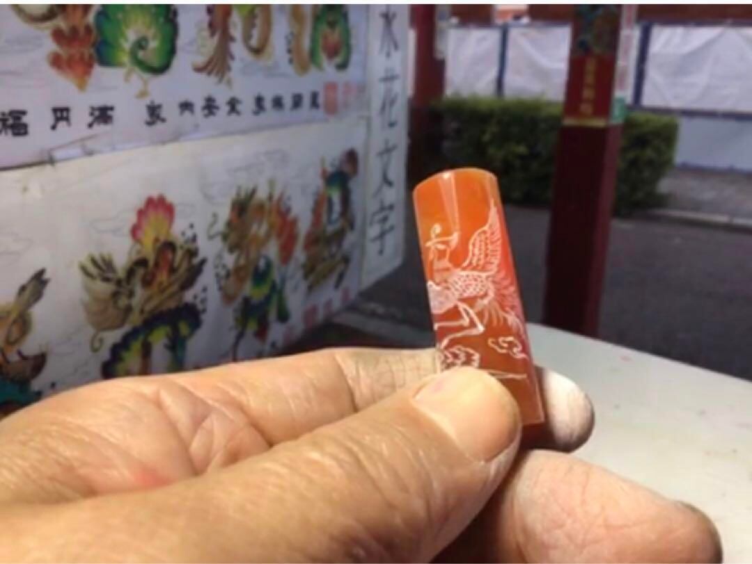 お客様自身の印材に印鑑を手彫り！ラクト、瑪瑙、虎目石など、彫り金