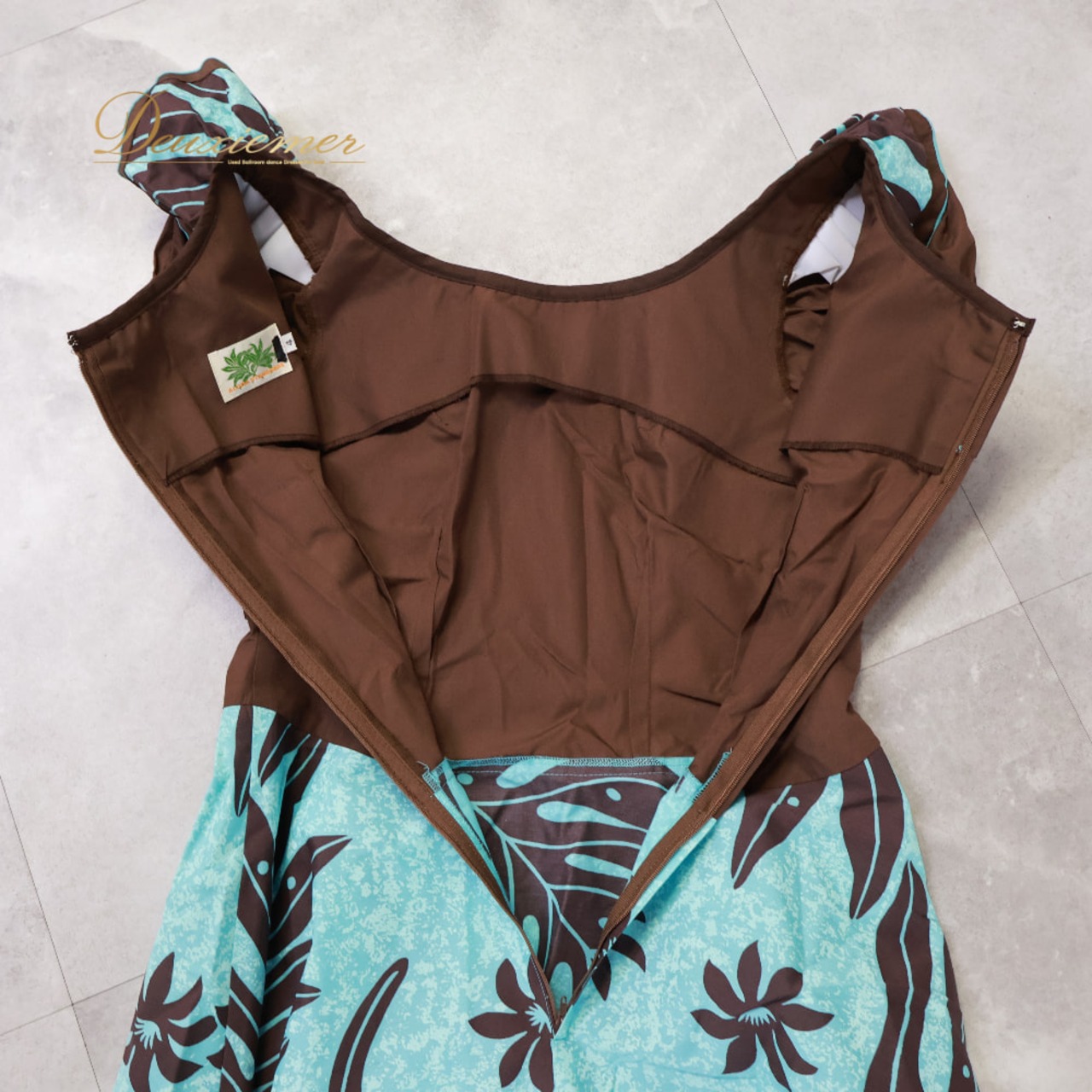 フラダンス 衣装 ALOHA STANDARDS アロハスタンダード ワンピース ドレス ブルー系 グリーン系 ティアレ柄 ラウアエ柄 青 緑 茶 フリル 日本製 華やか フラ ダンス タヒチアン ダンス衣装 イベント ステージ かわいい アロハ ブラウン系