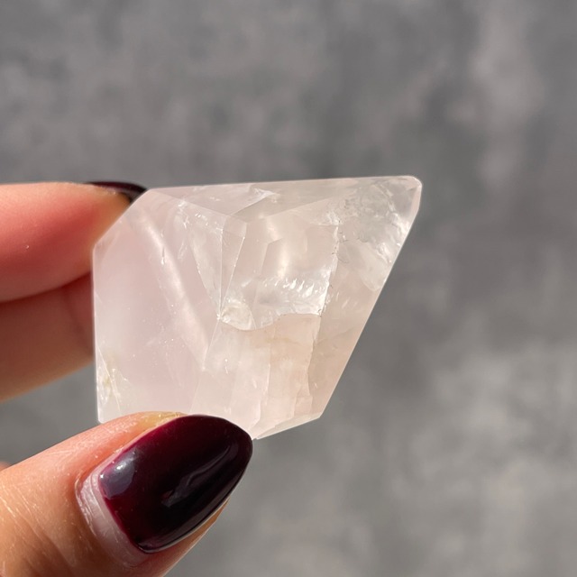ブラジル・バイーア州産 ローズクォーツ ポリッシュ｜シャープなフォルムの一点もの
