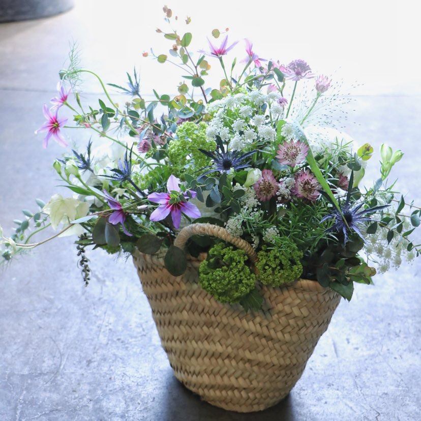 草花たっぷり!田舎風バスケットアレンジ
