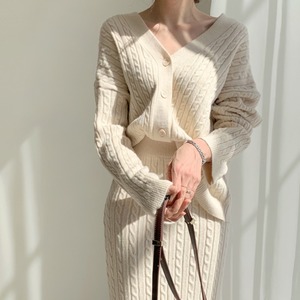 ケーブルニット カーディガン タイトスカート トップス スカート ボトムス セットアップ 膝丈 袖あり 長袖 Vネック スリム タイト 細身 ストレート 上下セット 2点セット かわいい 大人可愛い きれいめ シンプル おしゃれ お洒落 エレガント 青 ブルー 秋 冬 学生 通学 デート お出かけ 女子会 着回し 普段使い 韓国 韓国系 オルチャン ファッション コーデ スタイル モテ 10代 20代 30代 40代 レディース