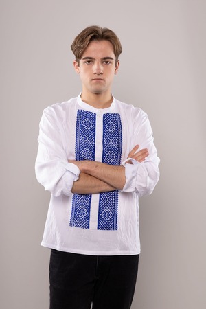 ウクライナ刺繍ヴィシヴァンカ　平行縫い　手刺繍　L-XLサイズ　メンズ