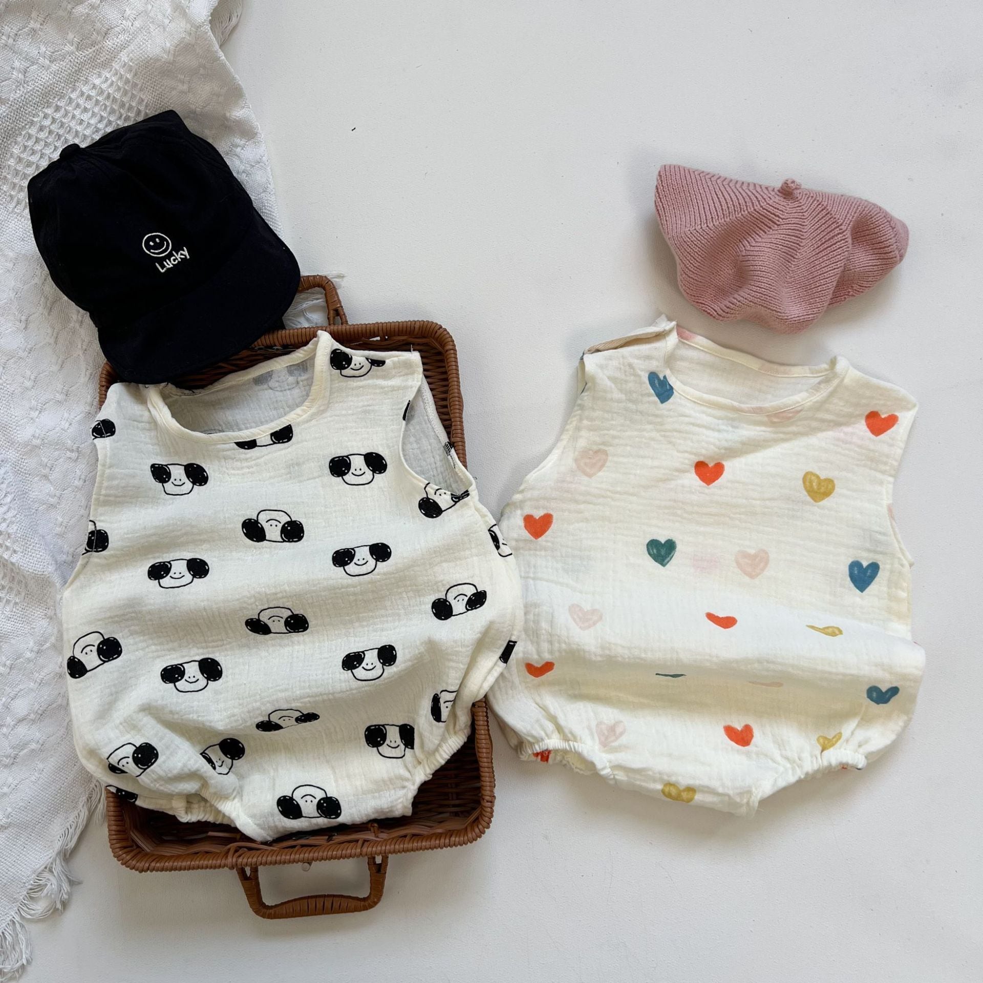 【BABY】ドッグ・ハート柄ノースリーブロンパース