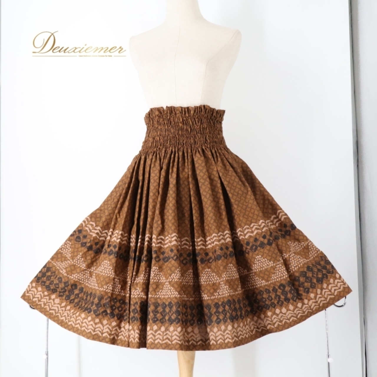 フラダンス 衣装 パウスカート ブラウン系 パウスカートショップ 日本製 カヒコ柄 グランジ加工 ハワイアンプリント アロハ フラ ダンス レッスン 練習 華やか おしゃれ 大人っぽい かわいい シングル スカート フレア 茶 黒 白 ブラック系 ホワイト系 カジュアル スポーツ 踊り レディース