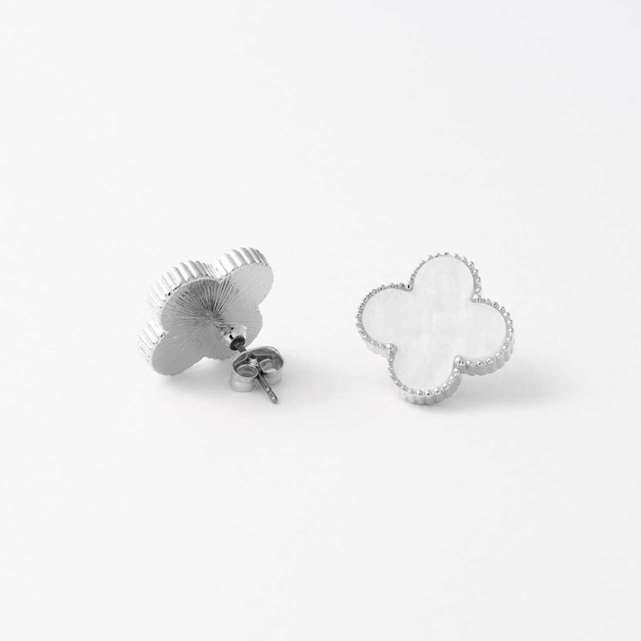 クローバー ピアス / イヤリング 18mm【SV×BK】