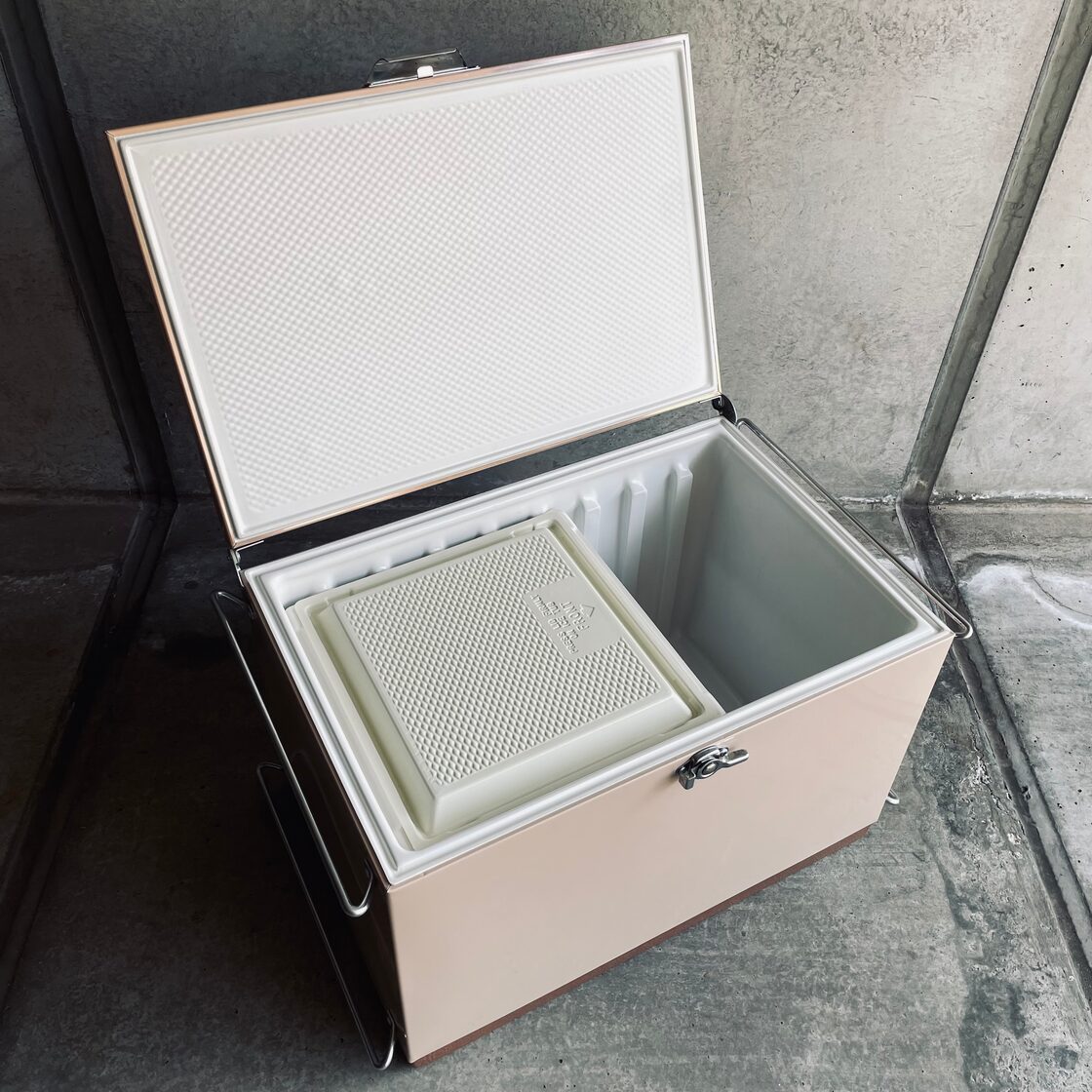 サンカ ギャラシーマスタークール 高性能断熱材を採用 ワンプッシュオープン型クーラーボックス (マット仕様) 17L ホワイト 薄型で保冷力の高いハードタイプ  蓋が外せてお手入れ簡単 軽量 静荷重100kg 作業台にもなるフラットなふた 2人で持ち運べる大 1 サンカ ギャラ ...