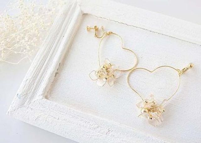 クリアなお花のハートフープのピアス・イヤリング