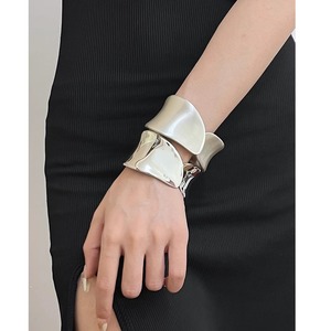 matte crossed wide cuff bracelet　＜a101681＞