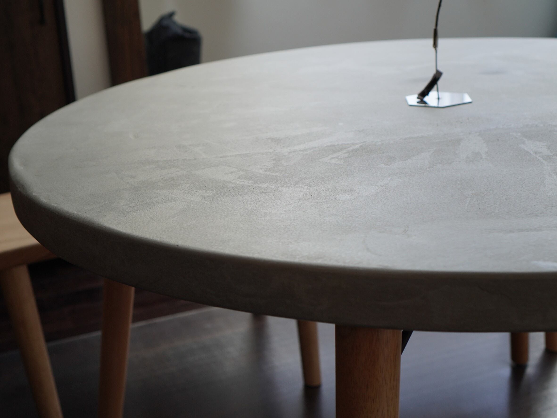 円形｜ラウンドテーブル｜薄塗りモルタル｜ダイニングテーブル 小高い 