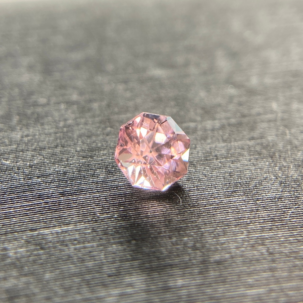 お花みたいなスピネル  約4.4mm*3.3mmmm r-0392