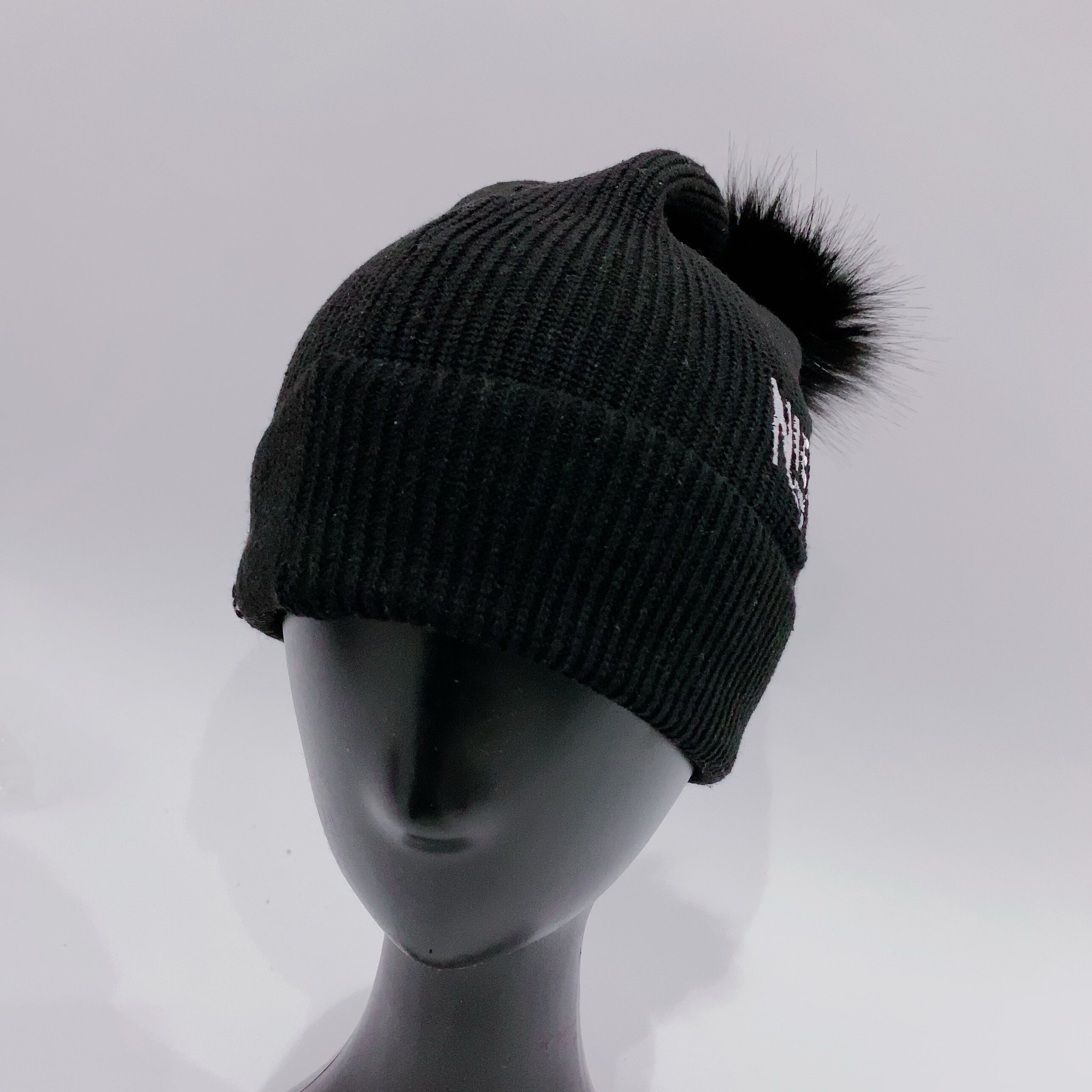 刺繍入りニット帽 ボンボン付き Nier