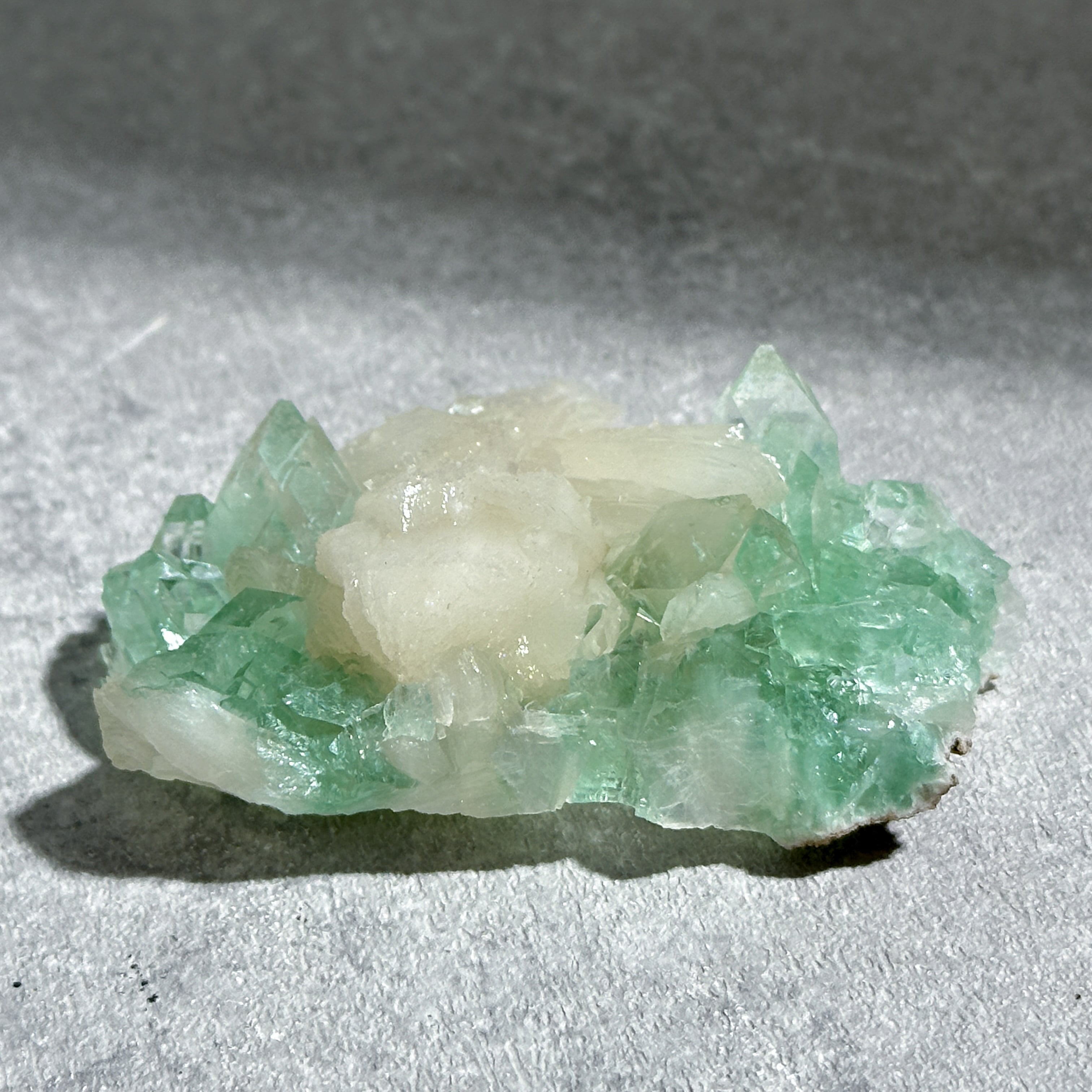 グリーンアポフィライトスティルバイトとヘマタイトの原石で共生‼️9/1迄大SALE グリーンアポフィライト＆スティルバイト 76◇ Green Apophyllite