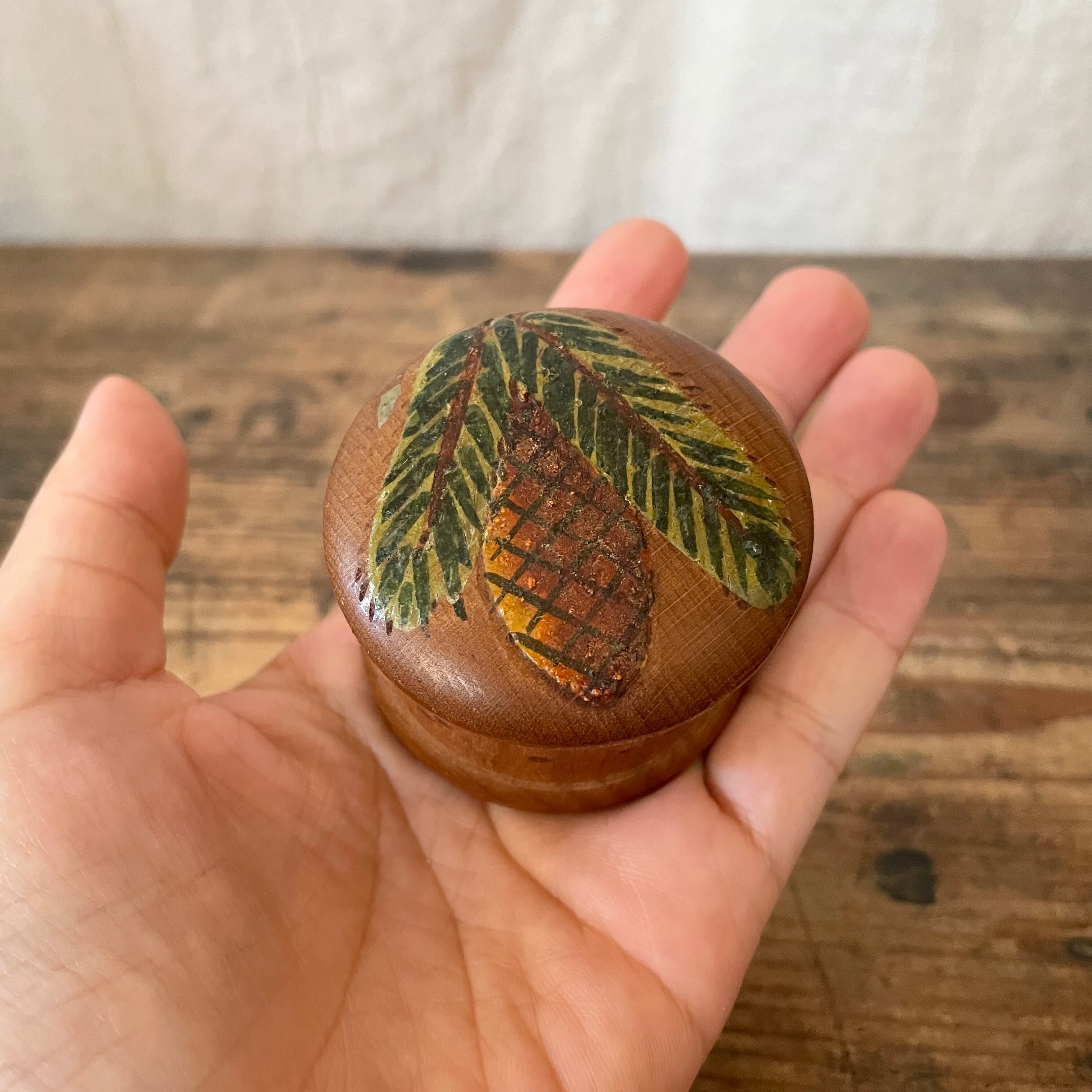 松ぼっくり模様のいれもの