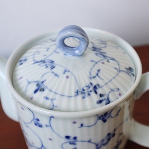波佐見焼　ポット　ブルーアラベスク筋彫