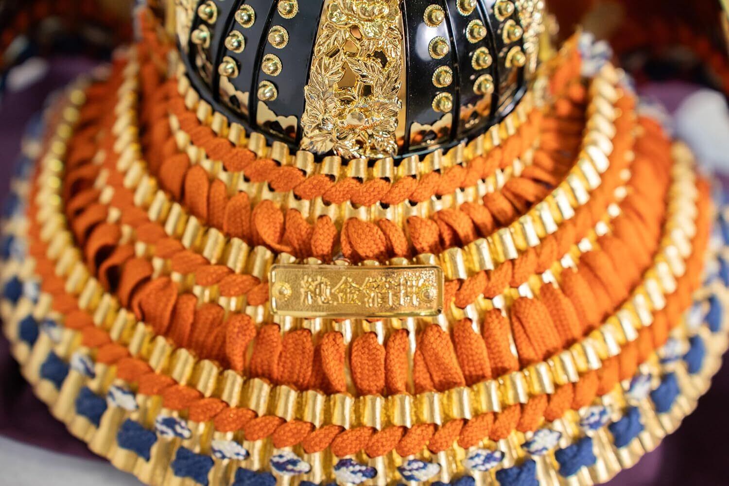 五月人形 18彫金兜 五月人形 兜 純金箔厚金万葉兜18号 コンパクト 兜飾り 端午の節句