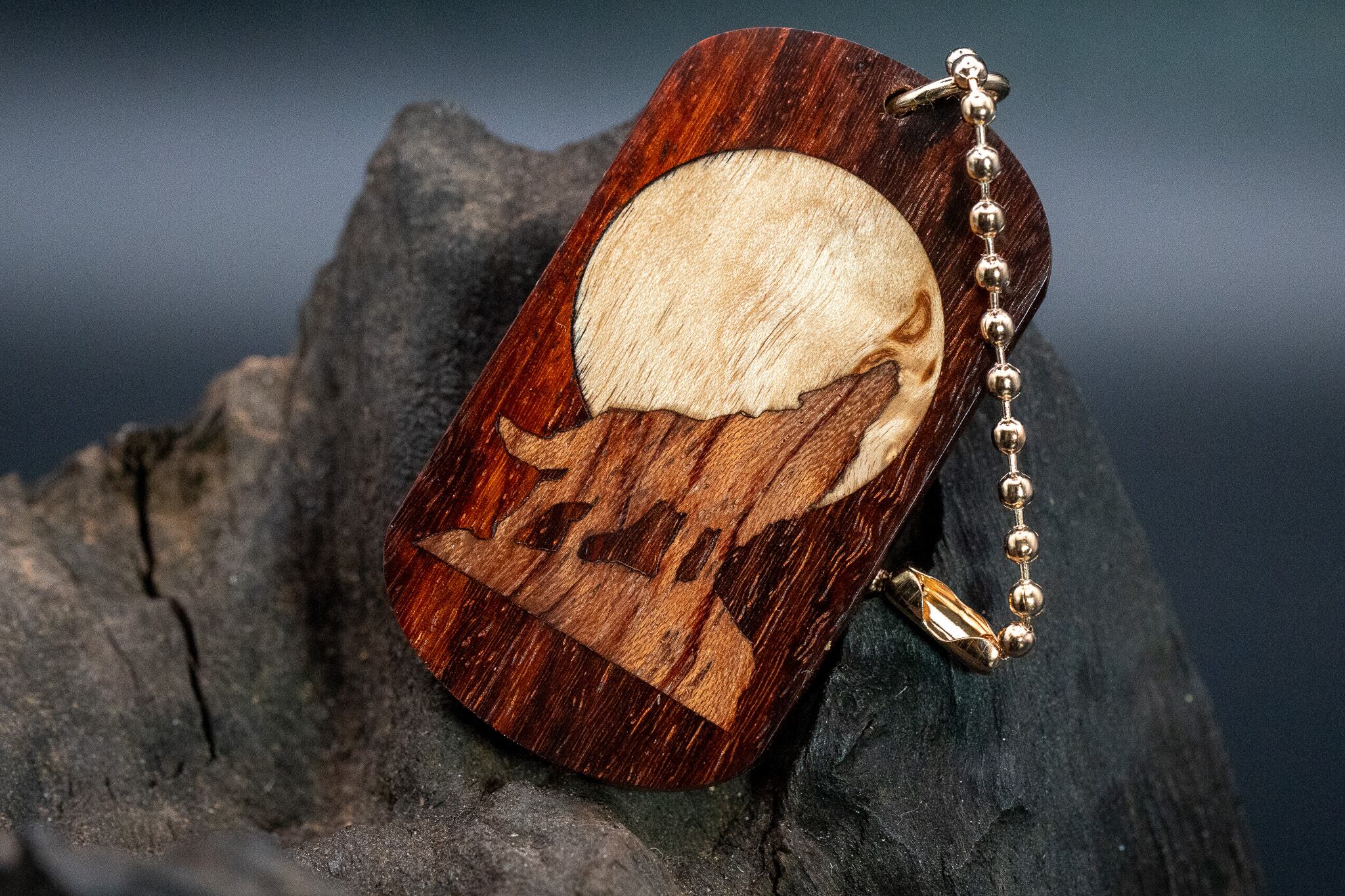 【 深紅の銘木 】老紅木 ドッグタグ 象嵌 月と狼