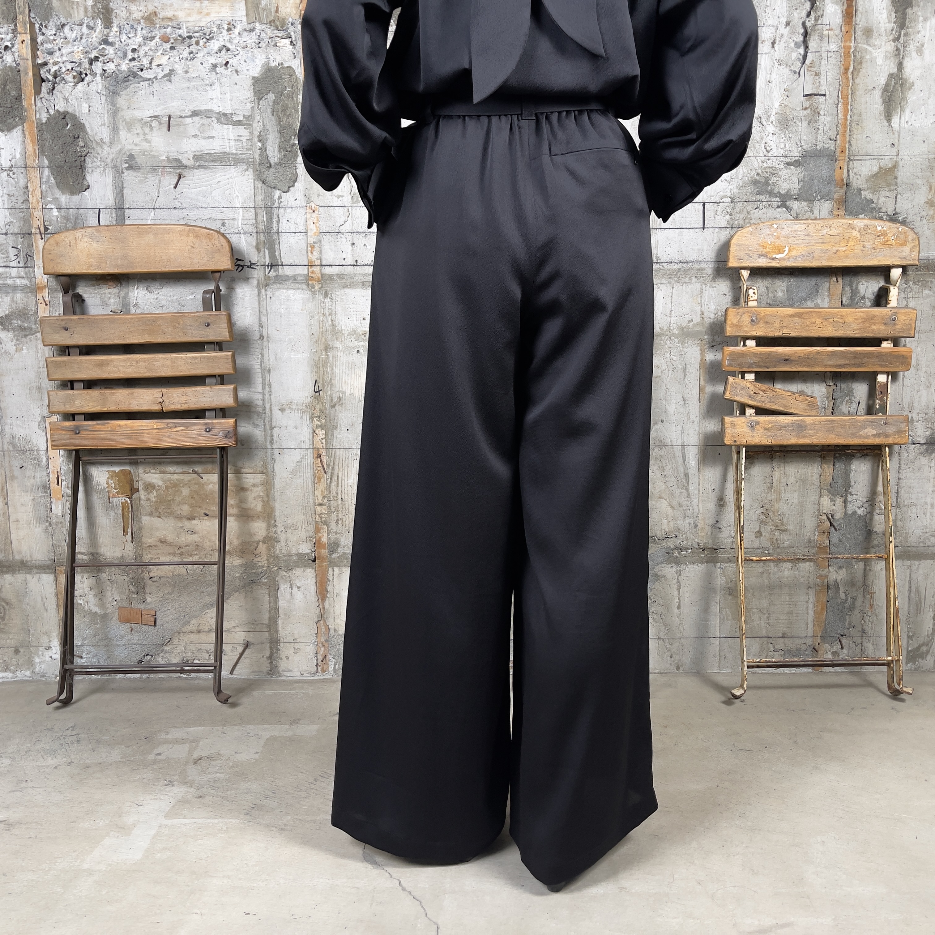 HYKE【ハイク】HAMMER SATIN WIDE LEG PANTS (13311) | glamour HYKE【ハイク】HAMMER SATIN WIDE LEG PANTS (13311) | glamour
