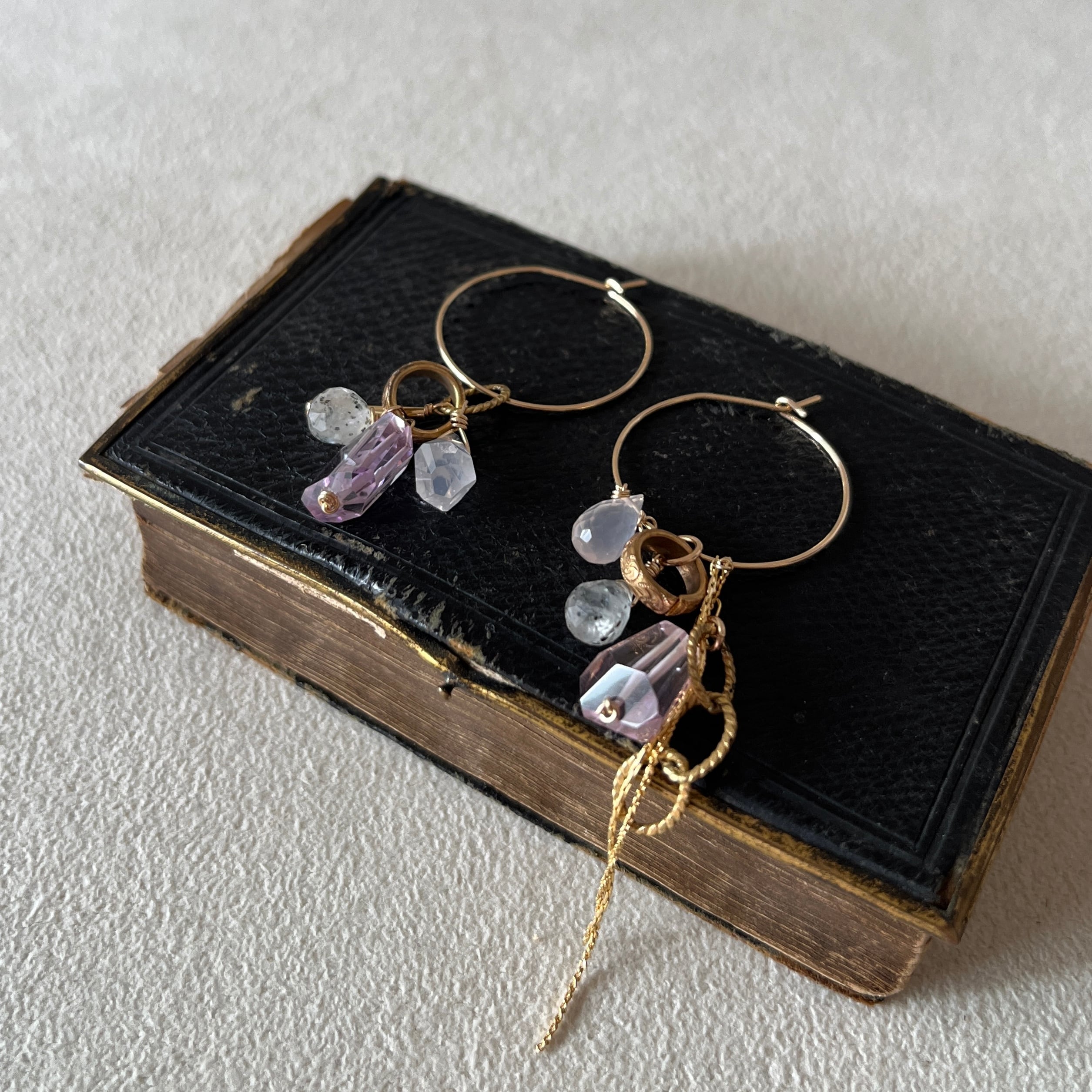 アメトリンのアシンメトリーフープピアス