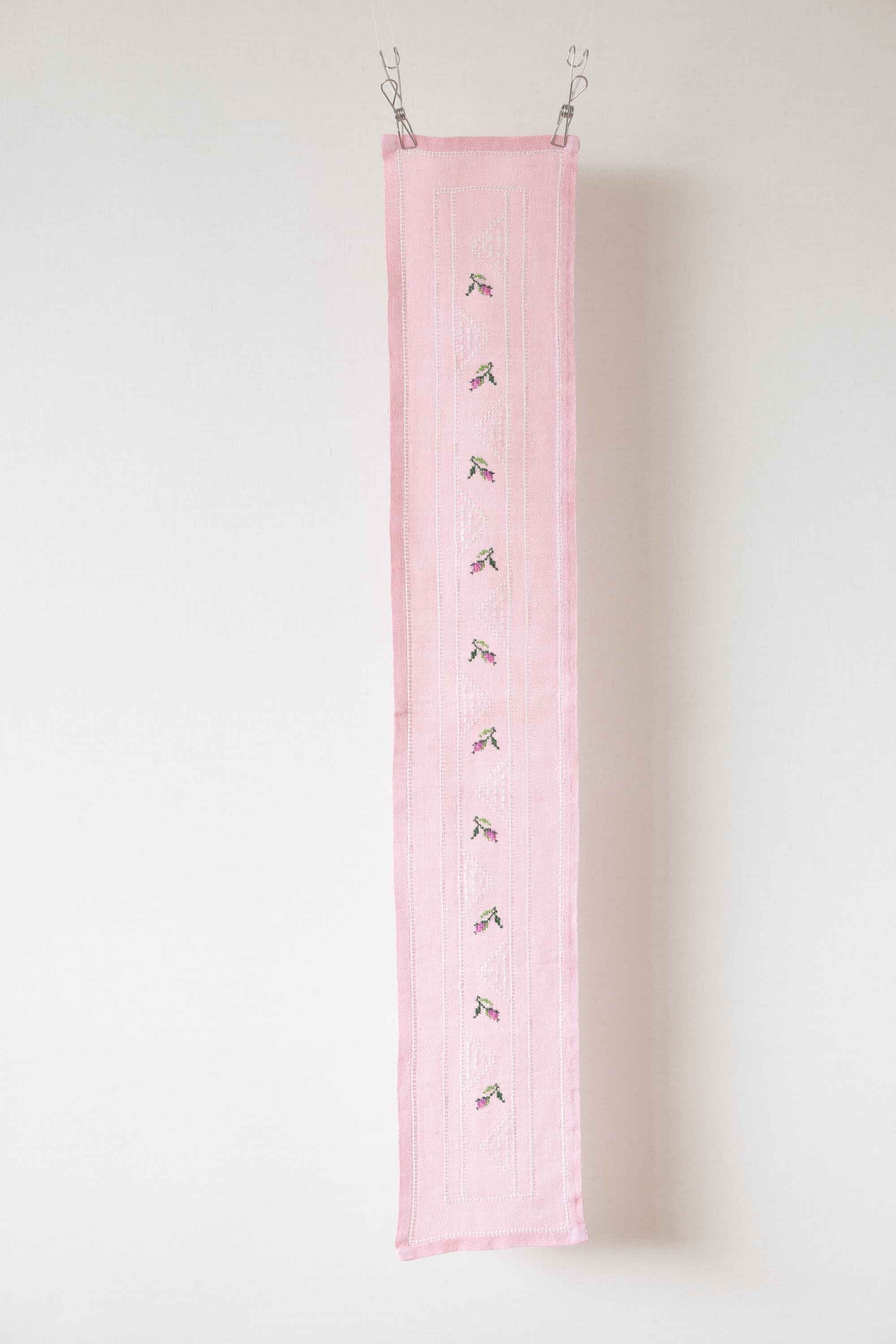 おそらく麻の生地(ピンク)に愛らしく小花が手刺繍されています。北欧仕入れ テーブルランナーに