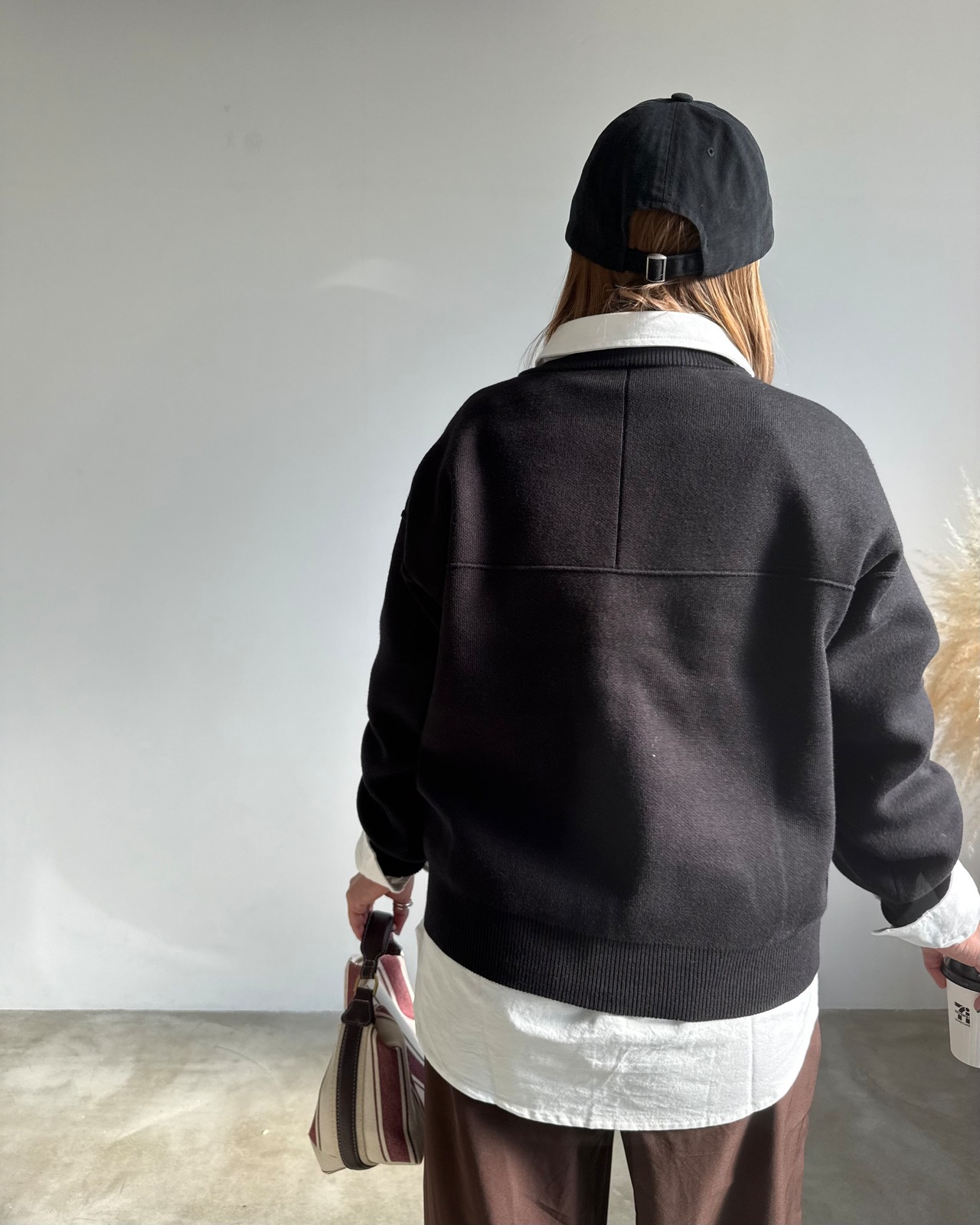 calm V gusset sweat like  knit pullover <black>