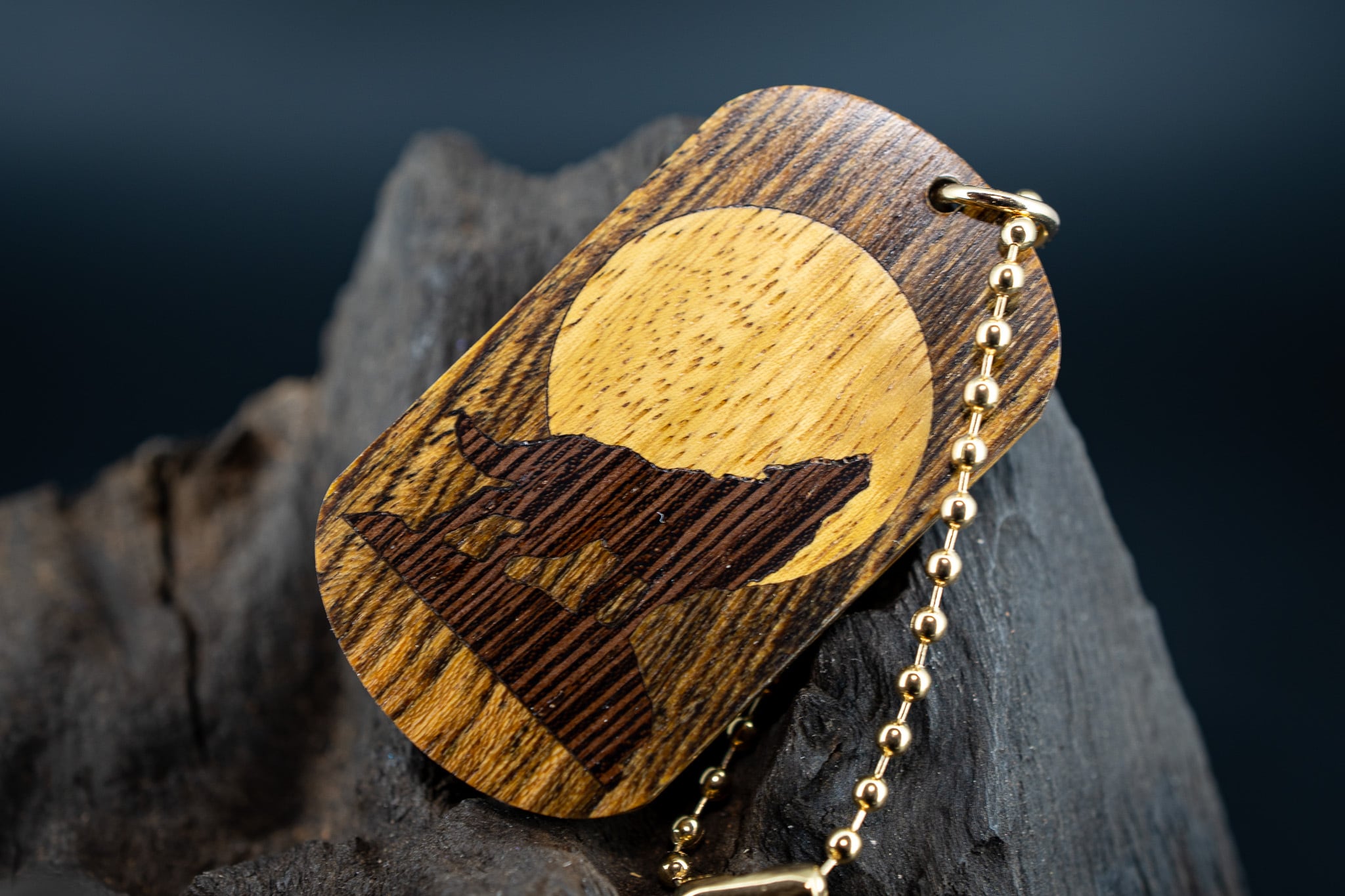 【黄王檀】リオグランデパリサンダー ドッグタグ 象嵌 月と狼