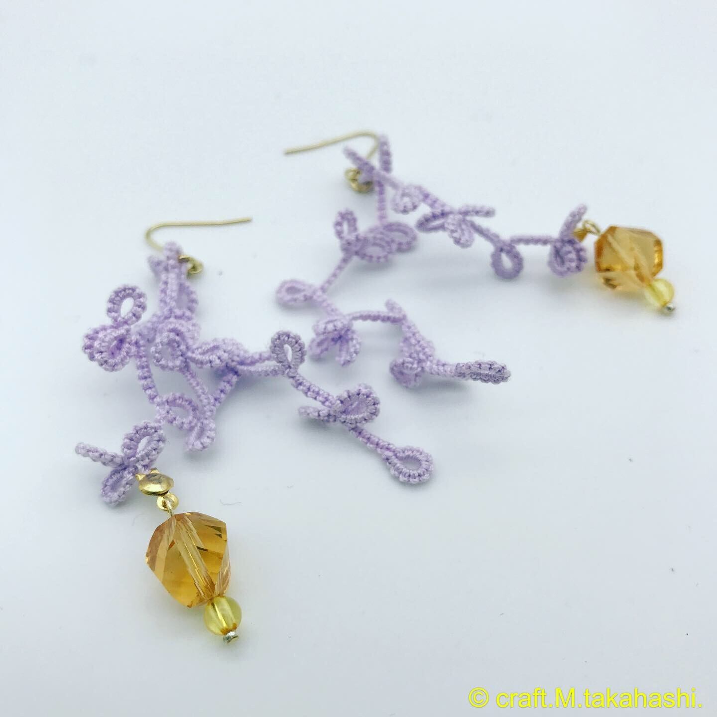 0135:ペールトーンの紫のレースとガラスビーズ のピアス