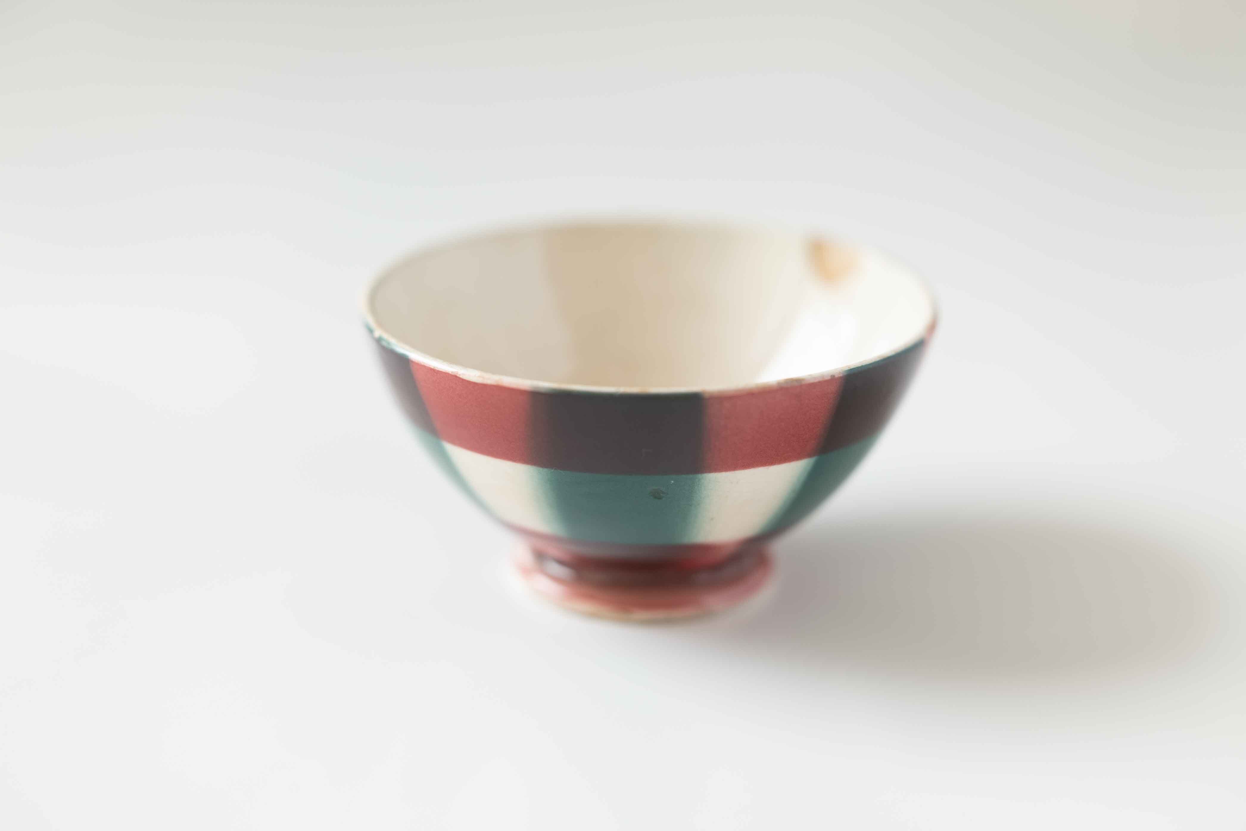 メーカー不明の愛らしいチェック柄のミニミニカフェオレボウルです。