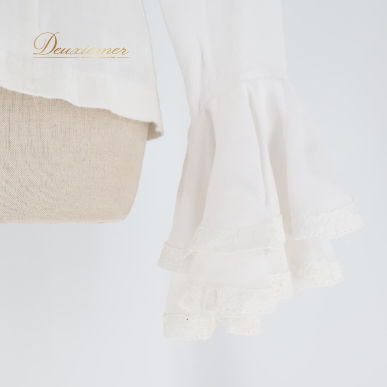 フラメンコ 衣装 トップス ブラウス ホワイト系 ゴールド系 白 金 ダンス パーティ 発表会 フリル おしゃれ エレガント ボタン フリルブラウス フロントボタン エレガントブラウス 上品 大人可愛い ダンス衣装 舞台衣装 発表会衣装 演奏会 フェミニン