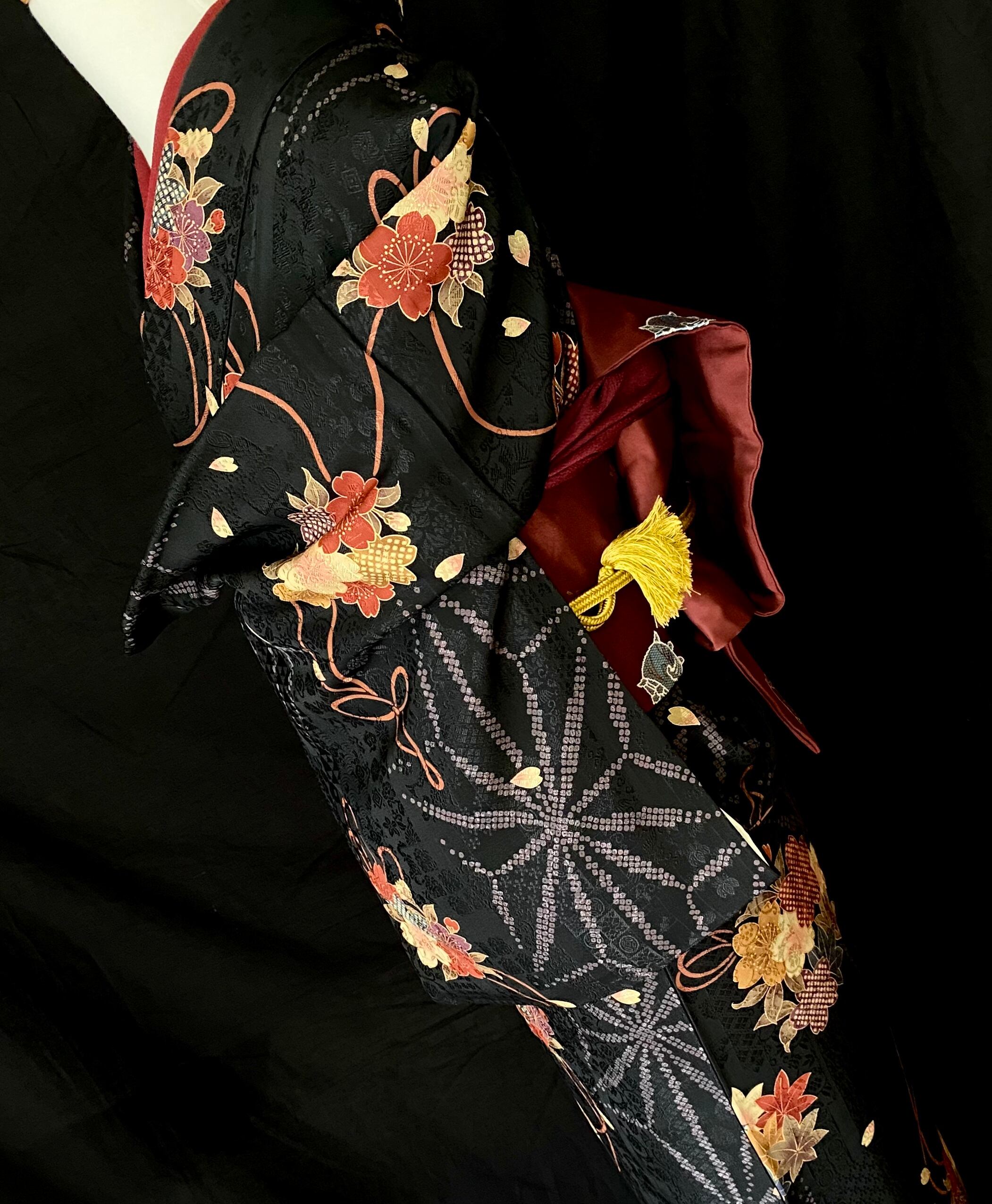 〈麻の葉に桜と紅葉の小紋 〉花薬玉　黒の着物﻿ 古典柄　SALE | 和小物 あかりや powered by BASE