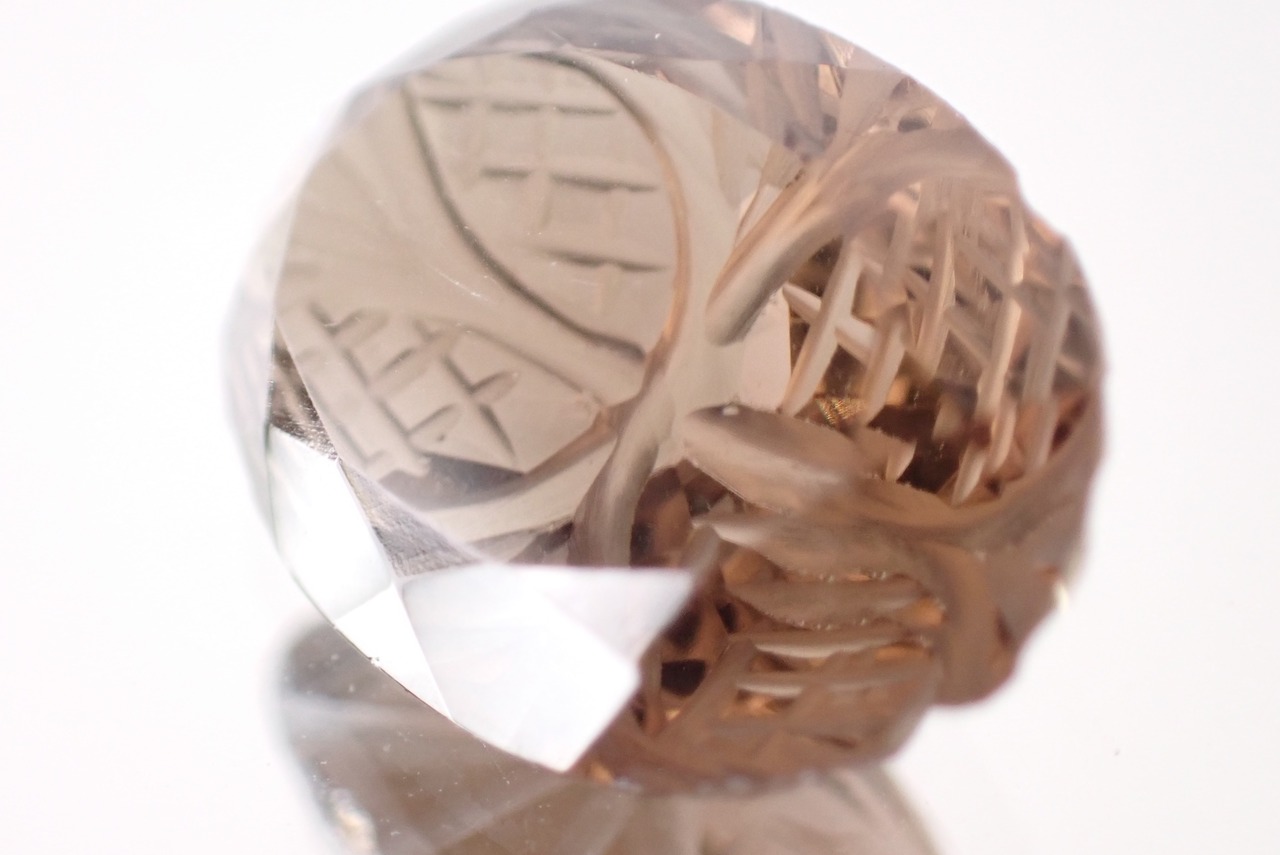 スモーキークォーツ(裏彫り彫刻カット)　4.70ct　[C7‐690]
