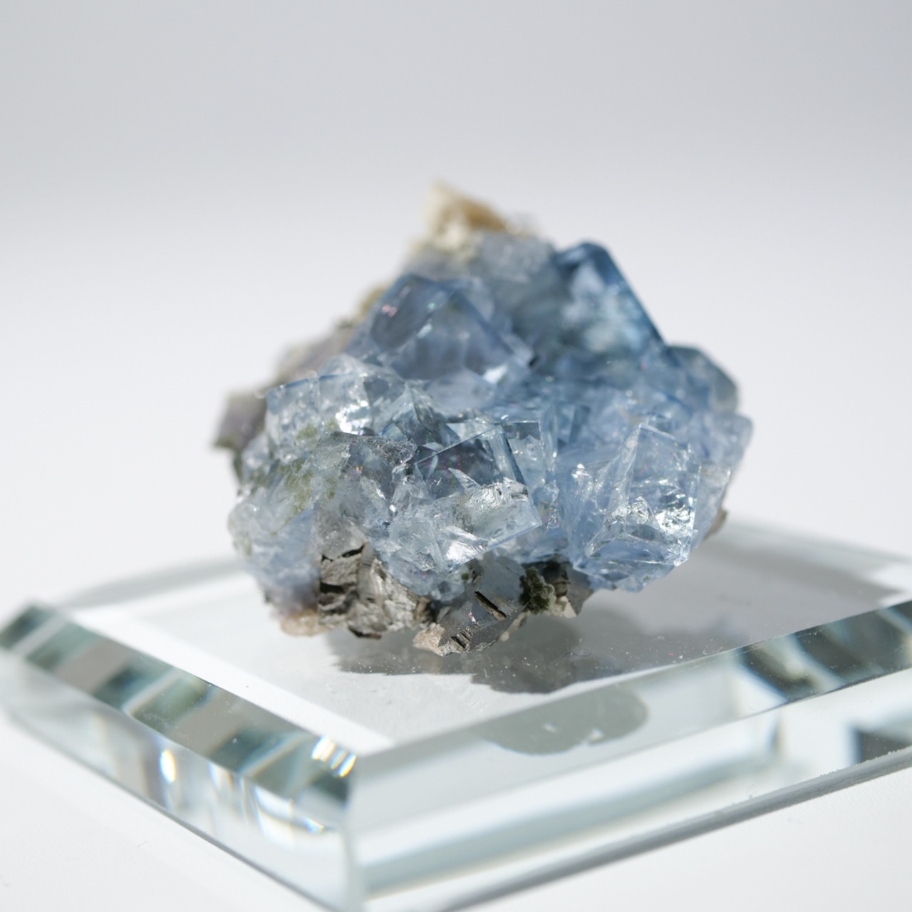 ヤオガンシャン産 フローライト 共生 / 原石 標本