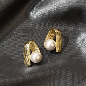 カービング装飾パールピアス W10354