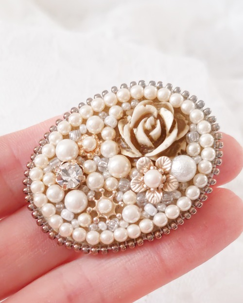 お花とパールたっぷりの楕円形ブローチ