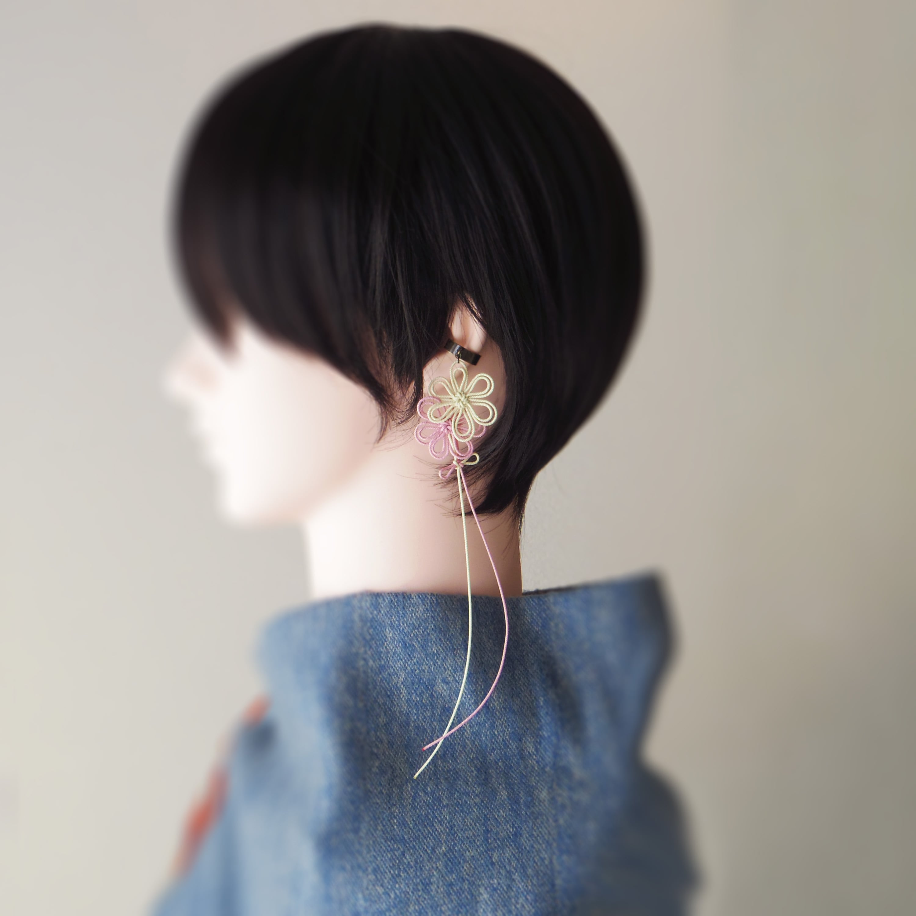 飾り結びかたっぽイヤーカフ「韻と仄か」(アイボリー×淡ピンク)【軽量和風】浴衣・着物・日常使いに。