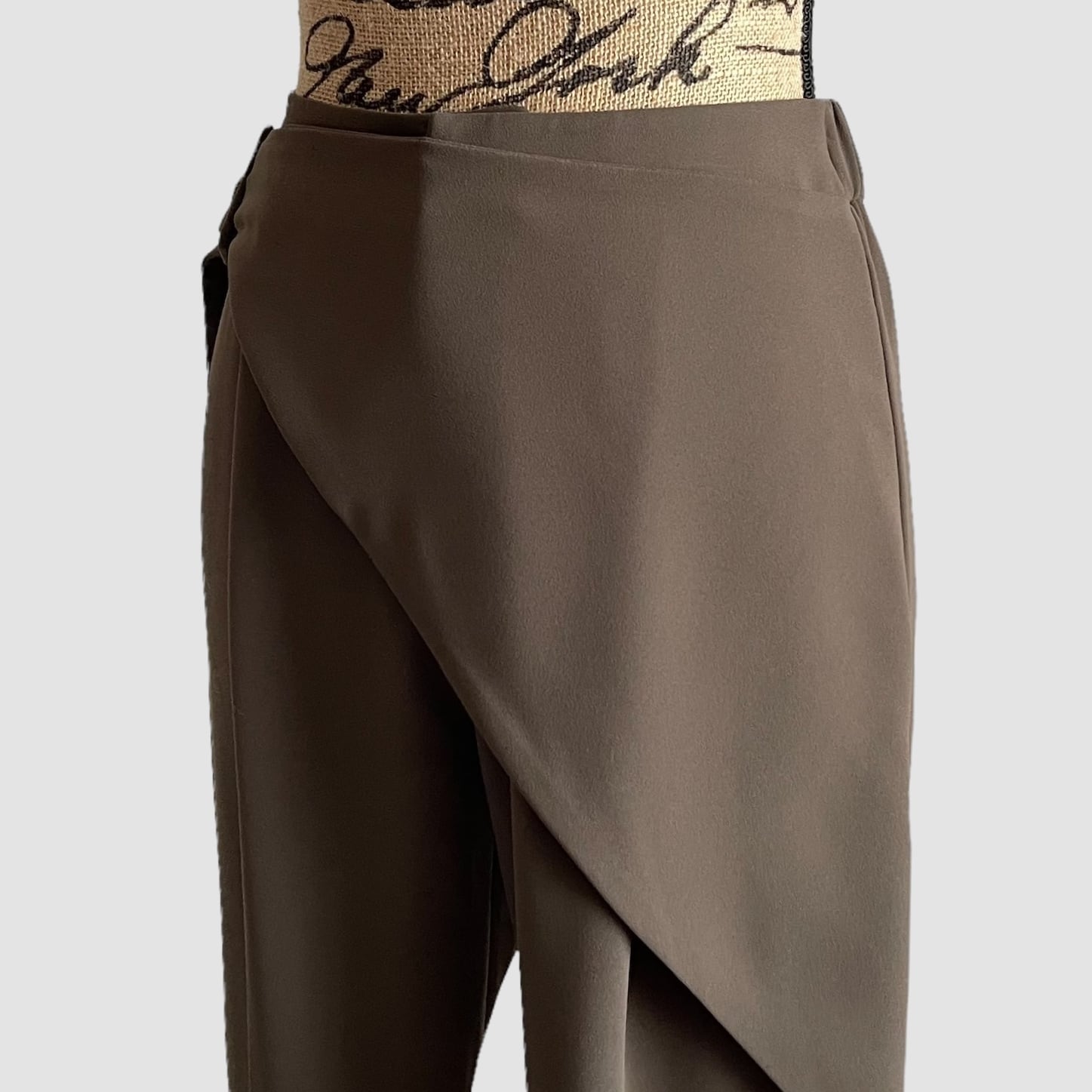 最新作 ADORE アドーア サンドジョーゼット2ラップ付きテーパード